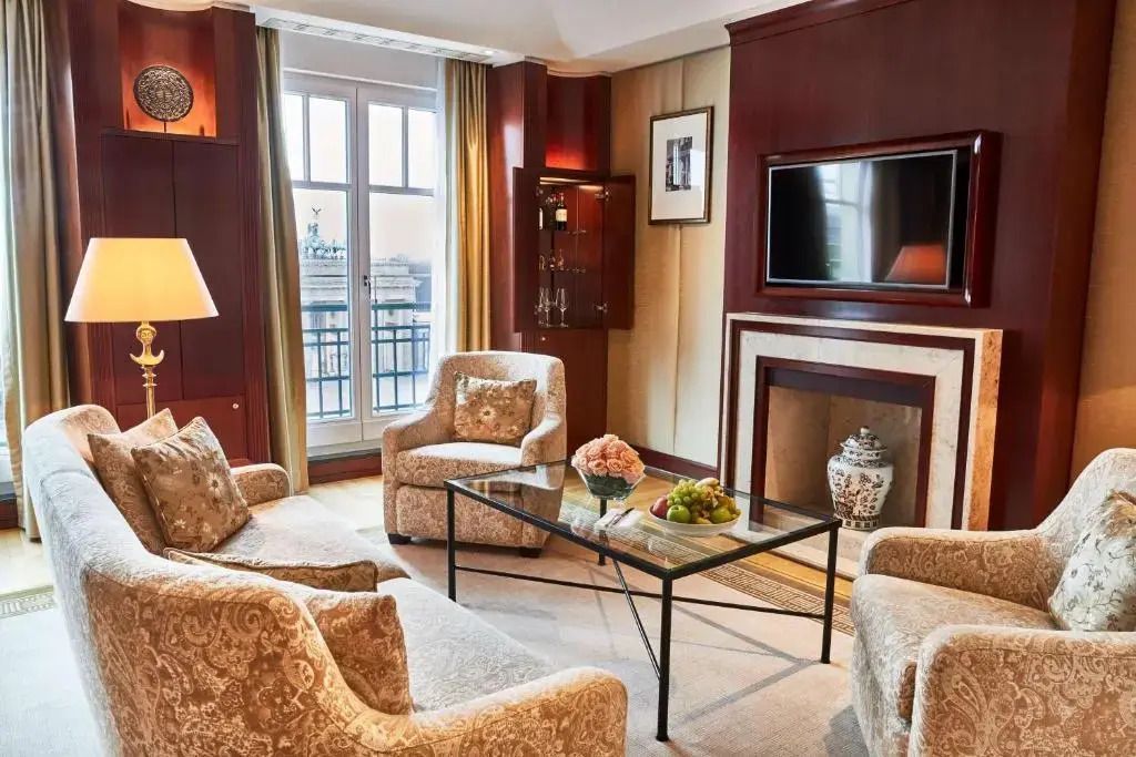 Wohnzimmerbereich mit Sitzgruppe und Kamin in der Suite