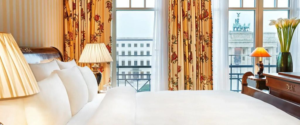 Blick aus dem Zimmer auf den Pariser Platz mit eleganten Vorhängen und Lampe