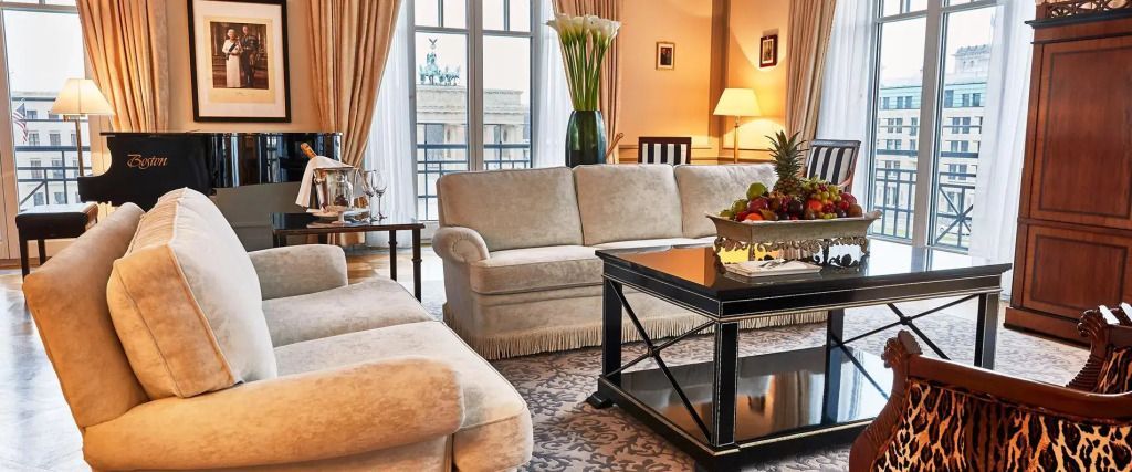 Luxuriöser Wohnbereich der Suite mit Sofas und Tisch im klassischen Stil