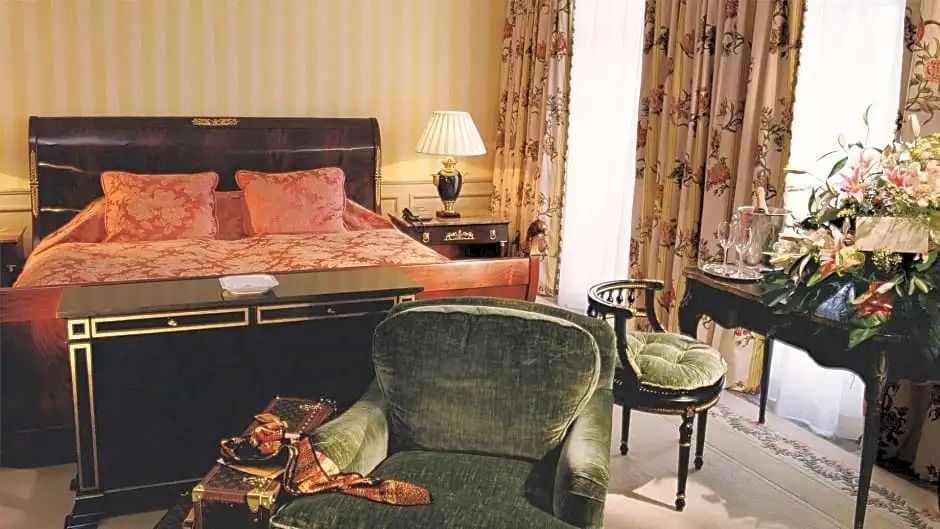 Luxuriöser Wohnbereich der Royal Suite mit edlem Sessel und stilvoller Dekoration