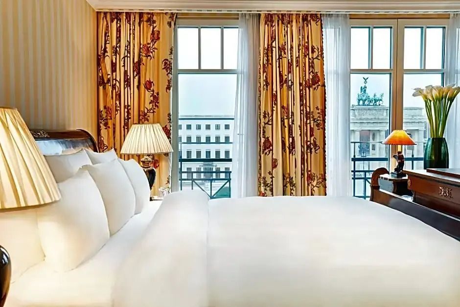 Geräumiges Schlafzimmer mit atemberaubendem Blick auf das Brandenburger Tor