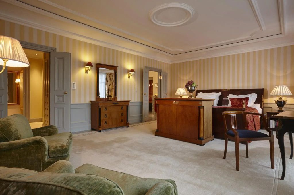 Luxuriöse und elegante Einrichtung in der Royal Suite mit klassischen Möbeln