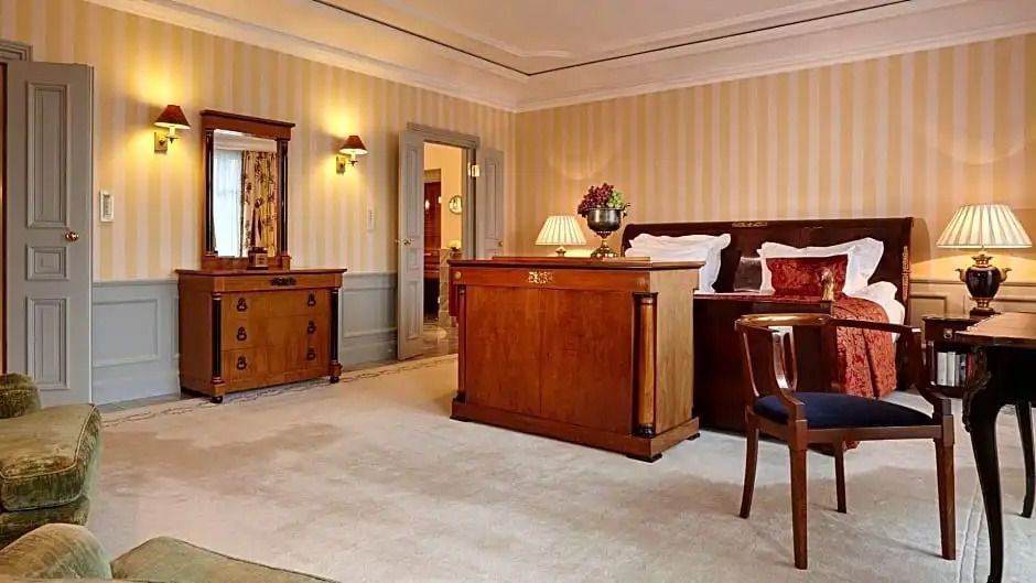 Royal Suite Schlafzimmer mit hochwertiger Holzvertäfelung und klassischen Möbeln