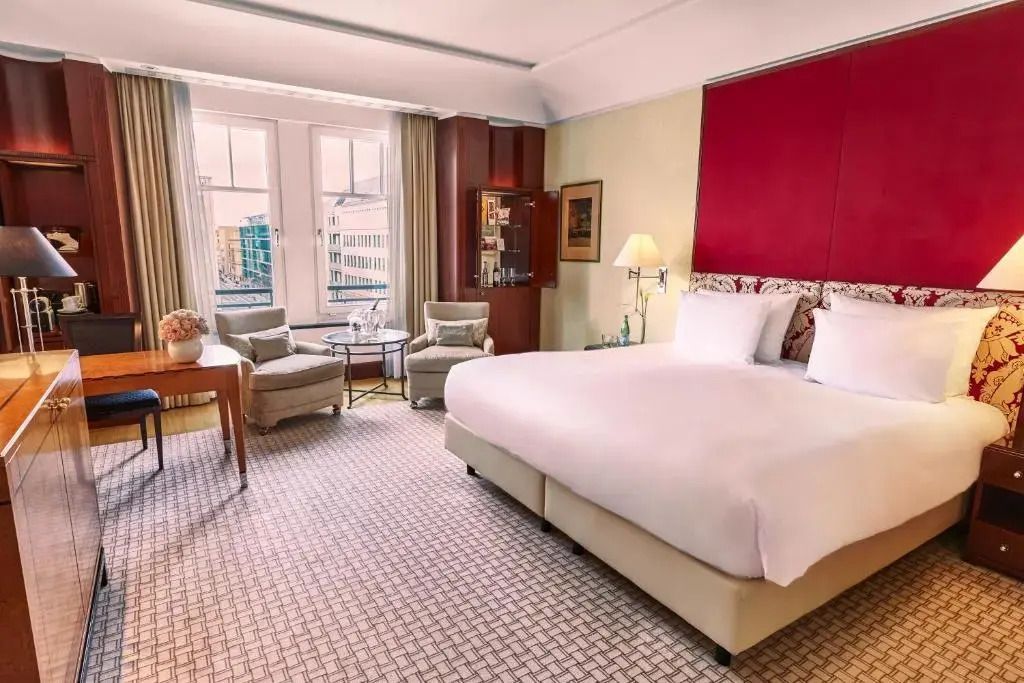 Luxuriöses Doppelzimmer mit elegantem Dekor und großem Fenster im Hotel Adlon Kempinski Berlin