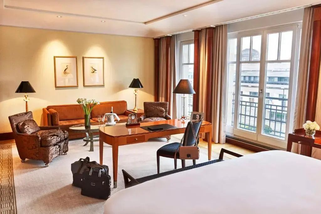 Elegant eingerichtete Junior-Suite mit Schreibtisch und Balkon im Hotel Adlon Kempinski Berlin