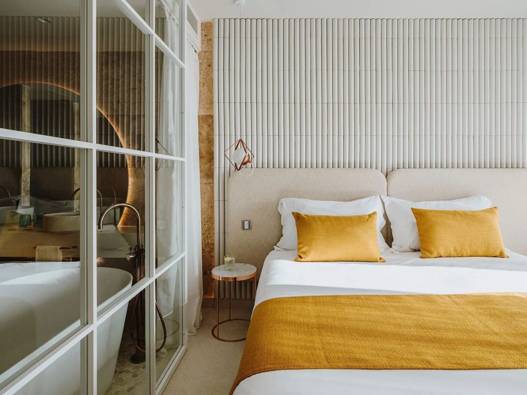 Modernes Doppelbettzimmer mit eleganter Gestaltung und getrennter Badewanne