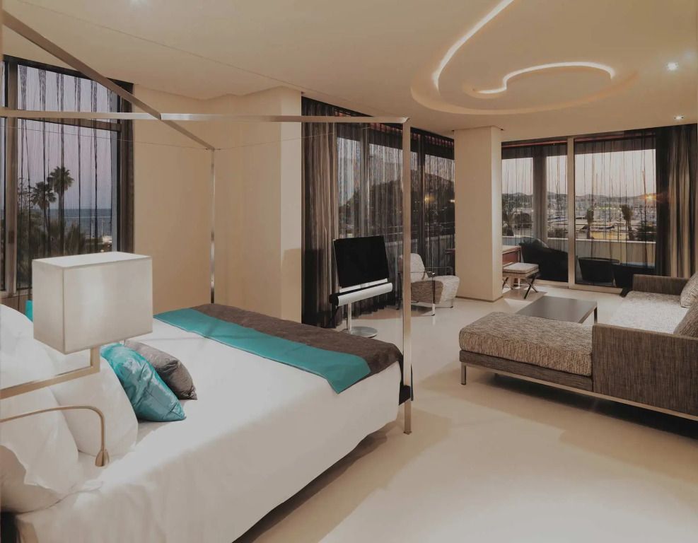 Suite mit Himmelbett und Panoramafenstern mit Blick auf die Küste