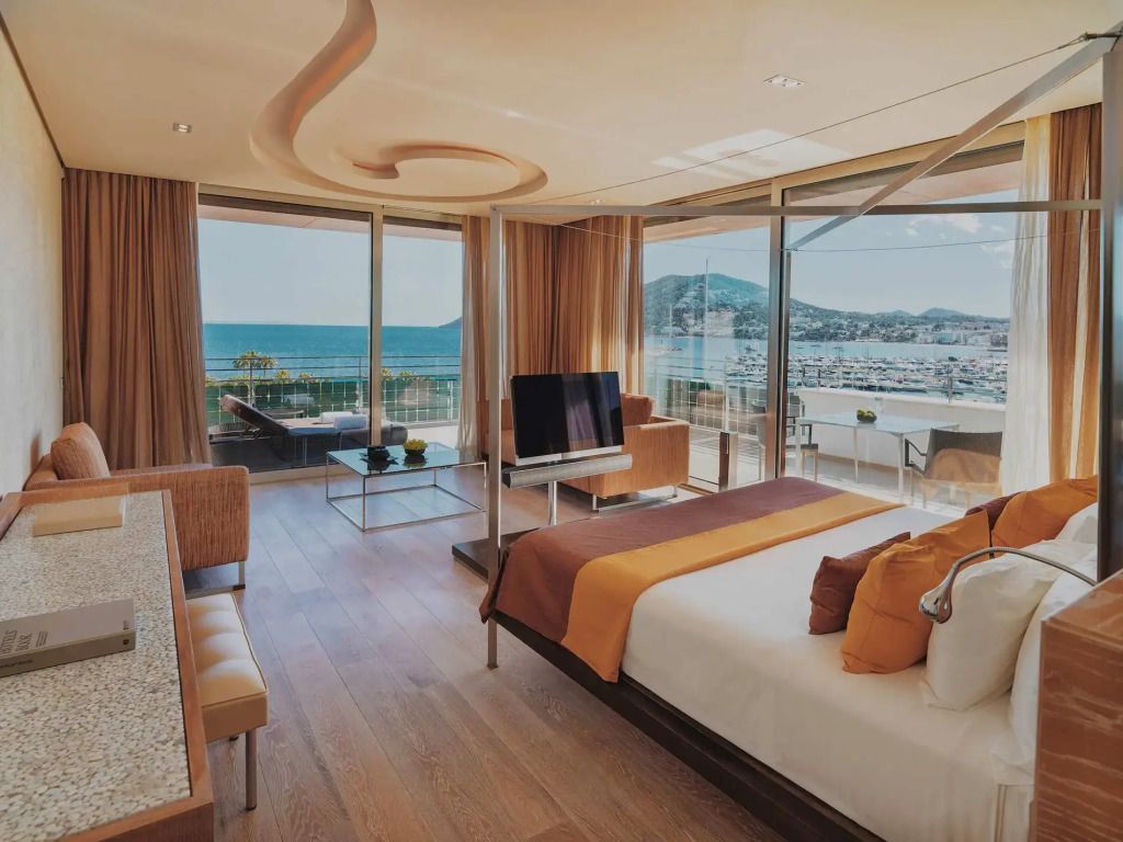 Luxuriöse Suite mit Panoramafenstern und großem Balkon mit Meerblick