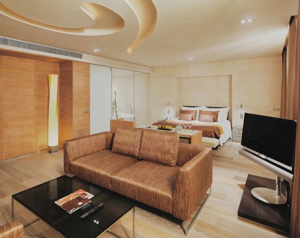 Große Suite mit gemütlicher Couch und modernem Interieur