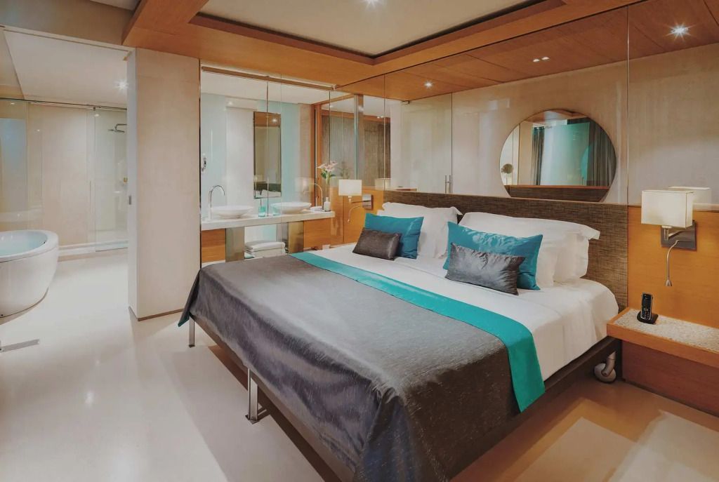 Geräumiges Schlafzimmer in der Corner Doppel Suite mit elegantem Bett und modernem Badezimmer