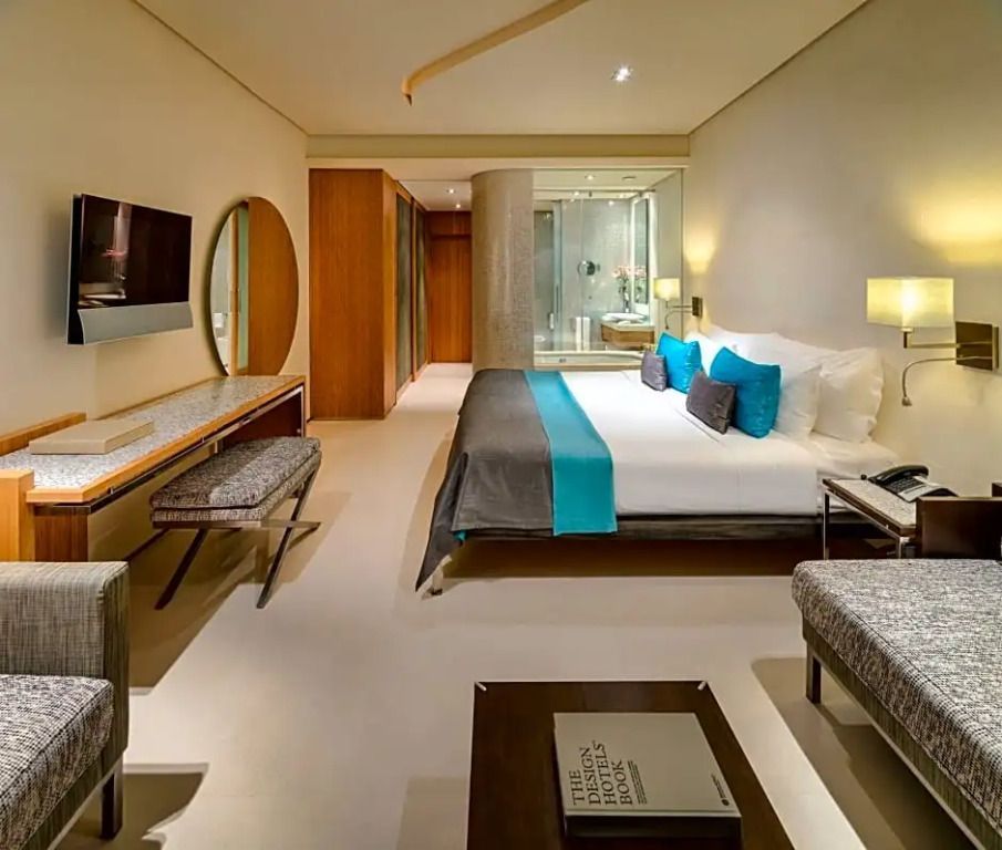 Luxuriöses Deluxe Doppelzimmer mit Doppelbett und modernem Design
