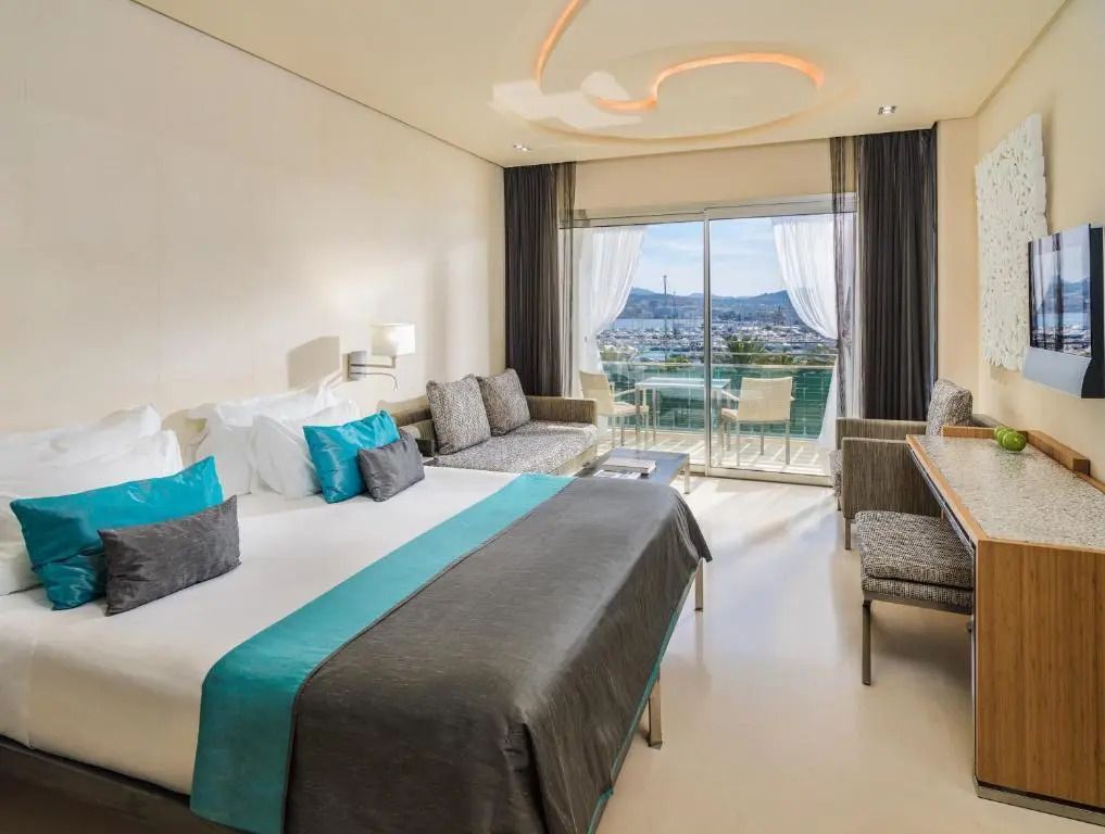 Deluxe Doppelzimmer mit Doppelbett und Balkon mit Ausblick