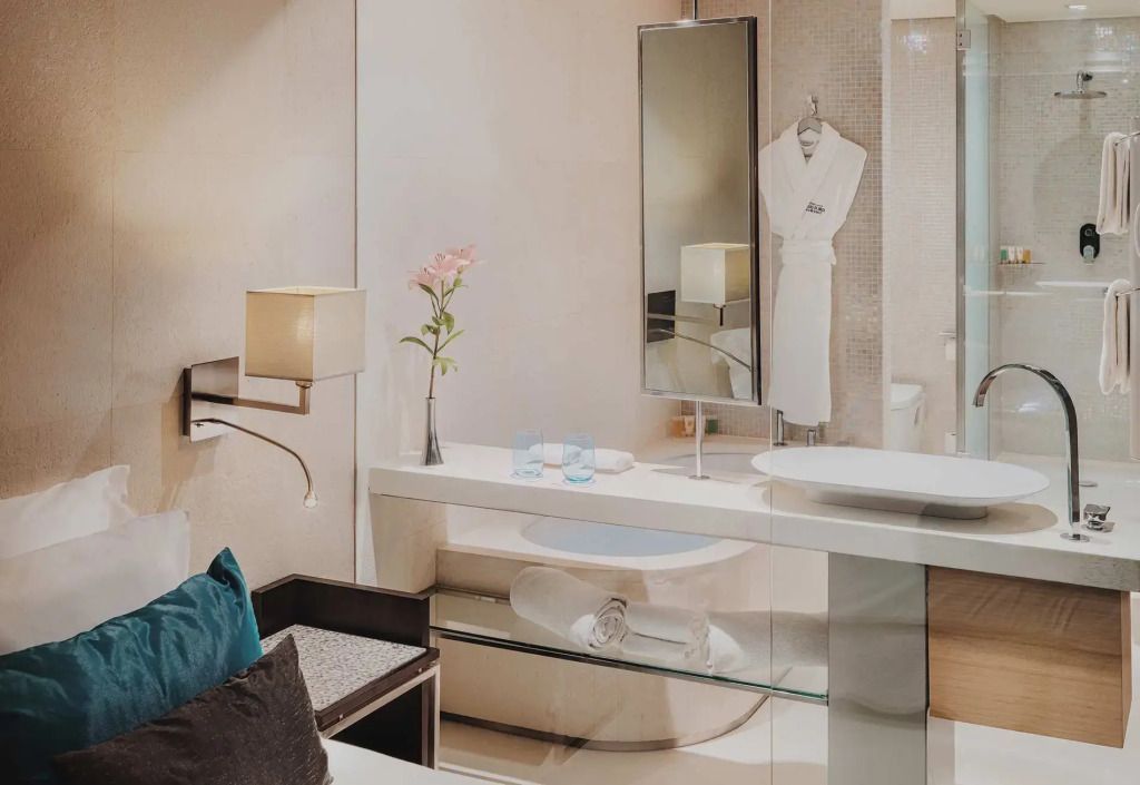Modernes Badezimmer mit edler Ausstattung und Blumenakzent.