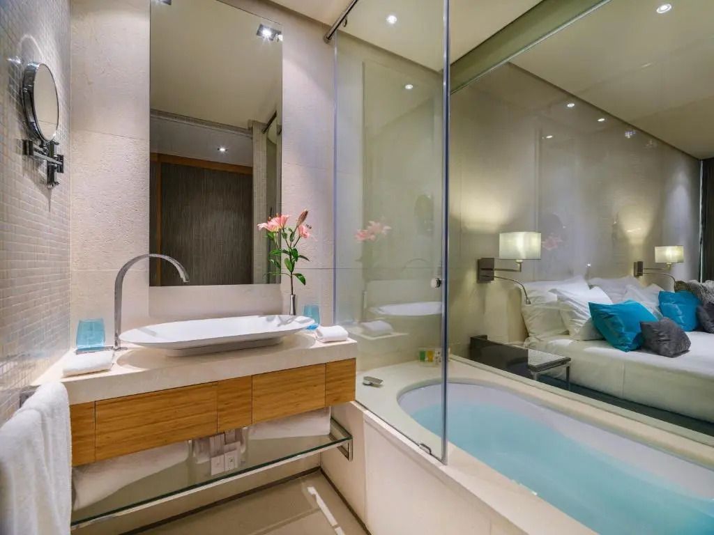 Luxuriöses Badezimmer mit stilvollem Waschtisch und moderner Badewanne