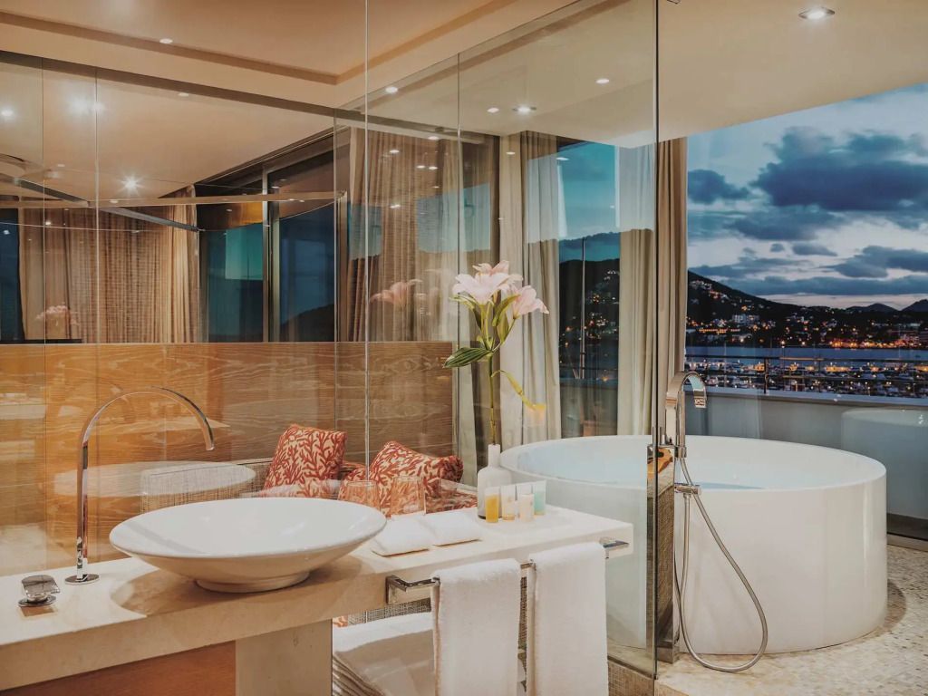 Luxuriöses Badezimmer mit freistehender Badewanne und Panoramablick auf die Stadt