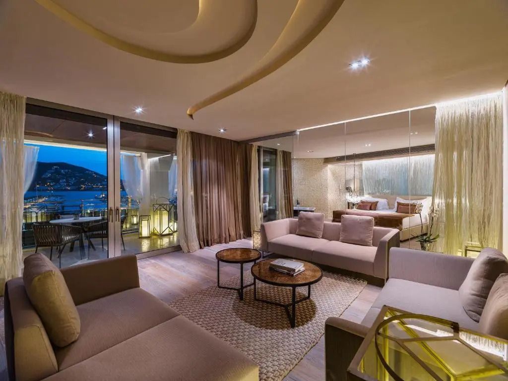 Luxuriöse Präsidenten Suite mit Doppelbett und stilvollem Wohnzimmer im Aguas de Ibiza