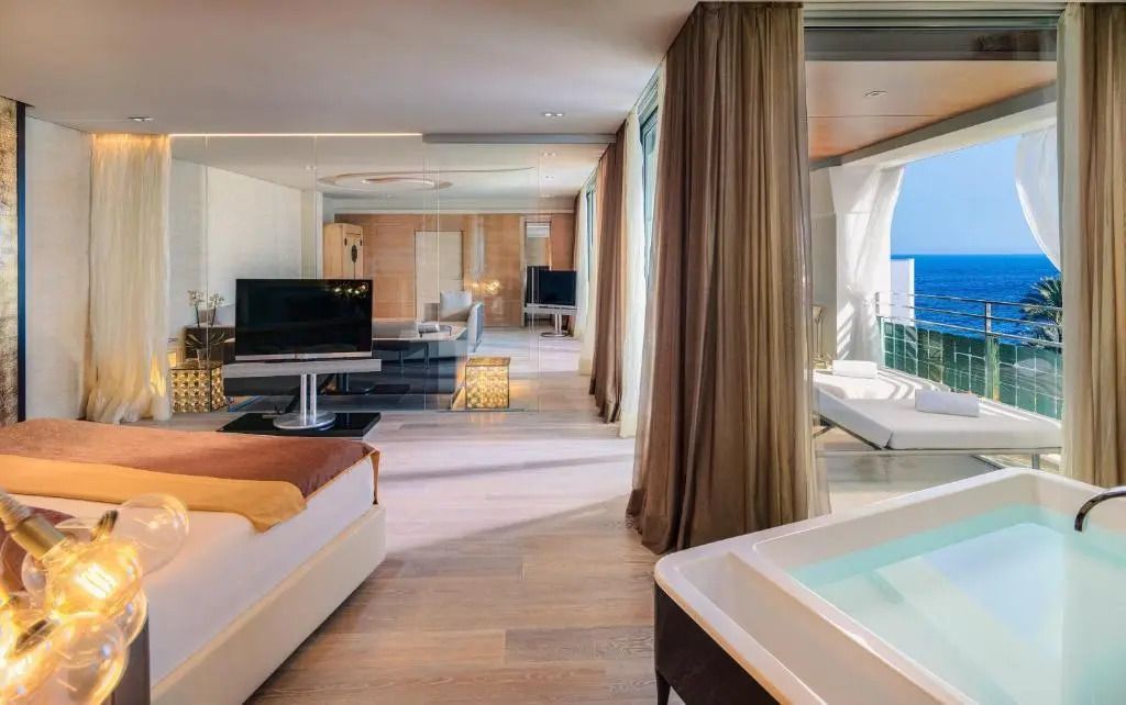 Geräumige Suite mit modernem Design und Blick auf das Meer im Aguas de Ibiza