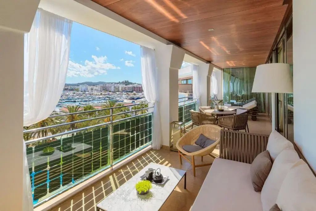 Geräumiger Balkon mit Panoramablick auf den Yachthafen und gemütlicher Sitzbereich