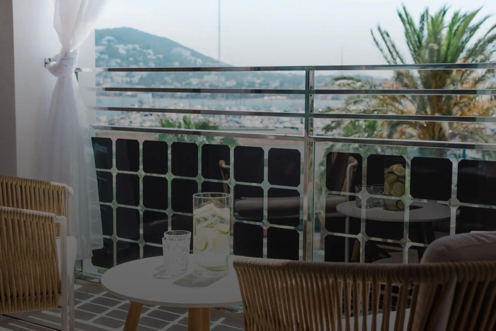 Balkon mit stilvollen Möbeln und Blick auf die malerische Umgebung