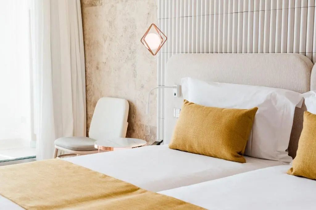 Elegantes Premier Doppelzimmer mit stilvollem Dekor und gemütlichen Kissen