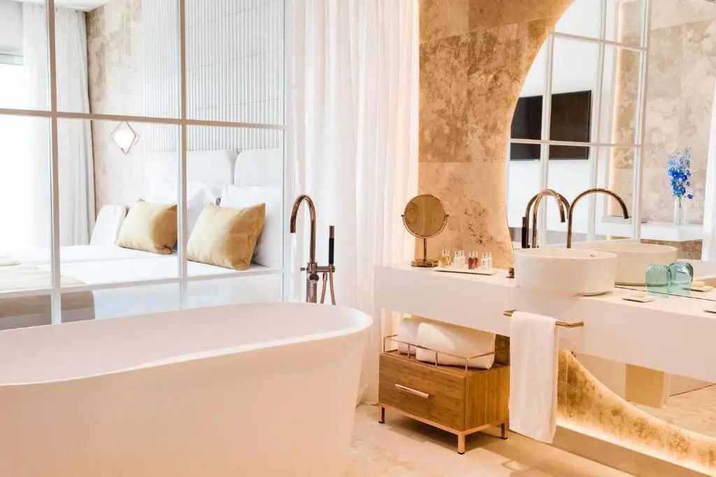 Luxuriöses Badezimmer mit freistehender Badewanne und stilvollen Details