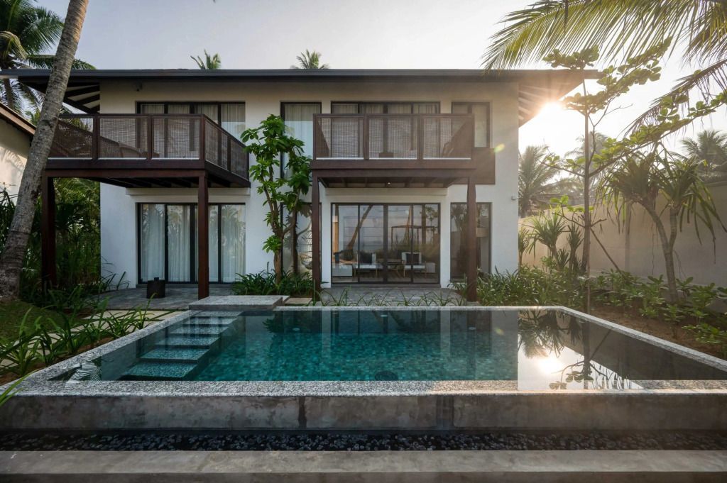 Zweistöckige Villa mit privatem Pool und tropischer Bepflanzung