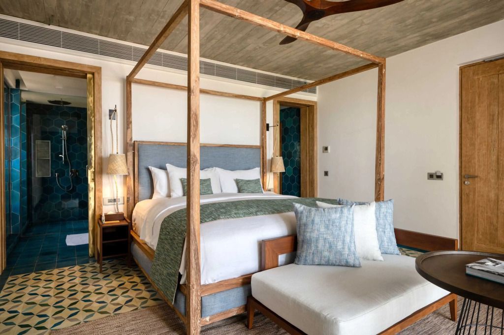 Luxuriöses Schlafzimmer mit Himmelbett und eleganten Details in einer Suite