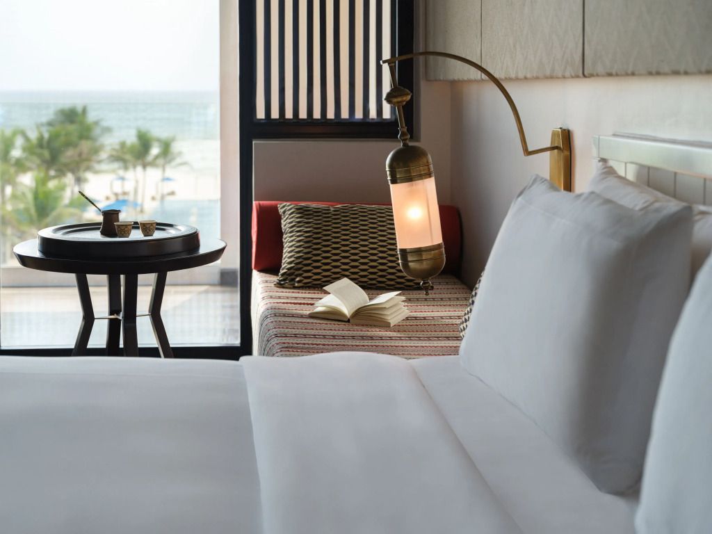 Gemütlicher Sitzbereich im Zimmer mit Blick auf den Strand