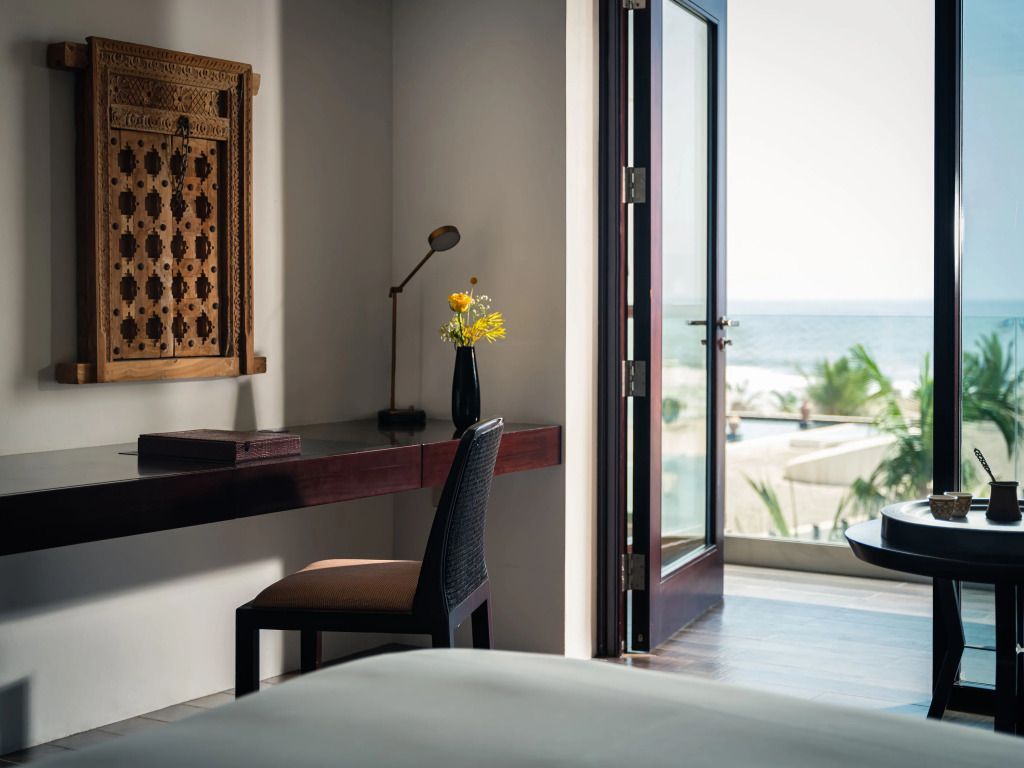 Arbeitsbereich im Zimmer mit direktem Zugang zur Terrasse und Meerblick