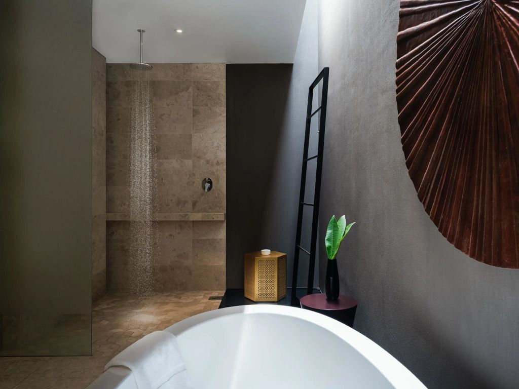 Moderne Dusche in elegantem Badezimmer mit minimalistischen Akzenten im Al Baleed Resort