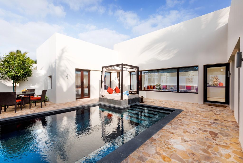 Privater Pool mit Lounge-Bereich in der Pool Villa mit Gartenblick