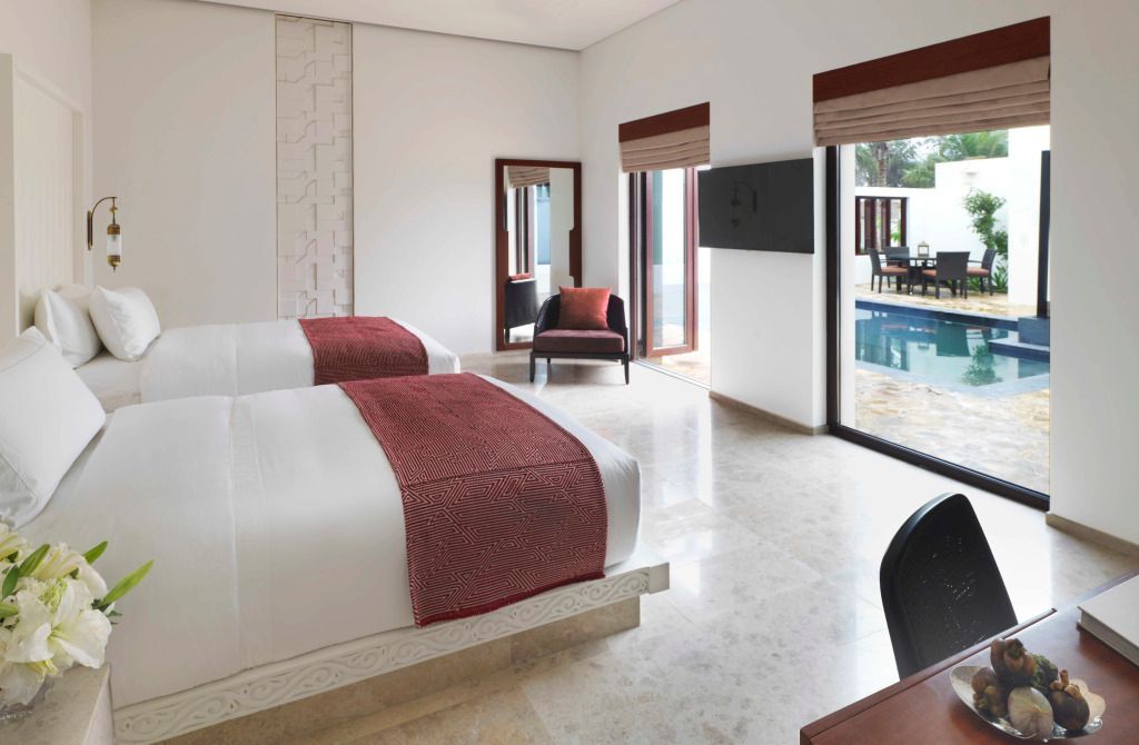 Geräumiges Schlafzimmer mit Blick auf den privaten Pool in der Villa