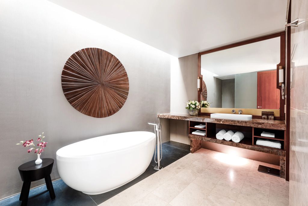 Modernes Badezimmer mit freistehender Badewanne und Marmordetails