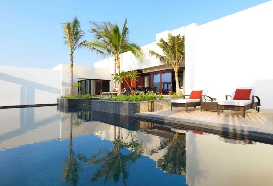 Außenbereich der Villa mit privatem Pool und Palmen