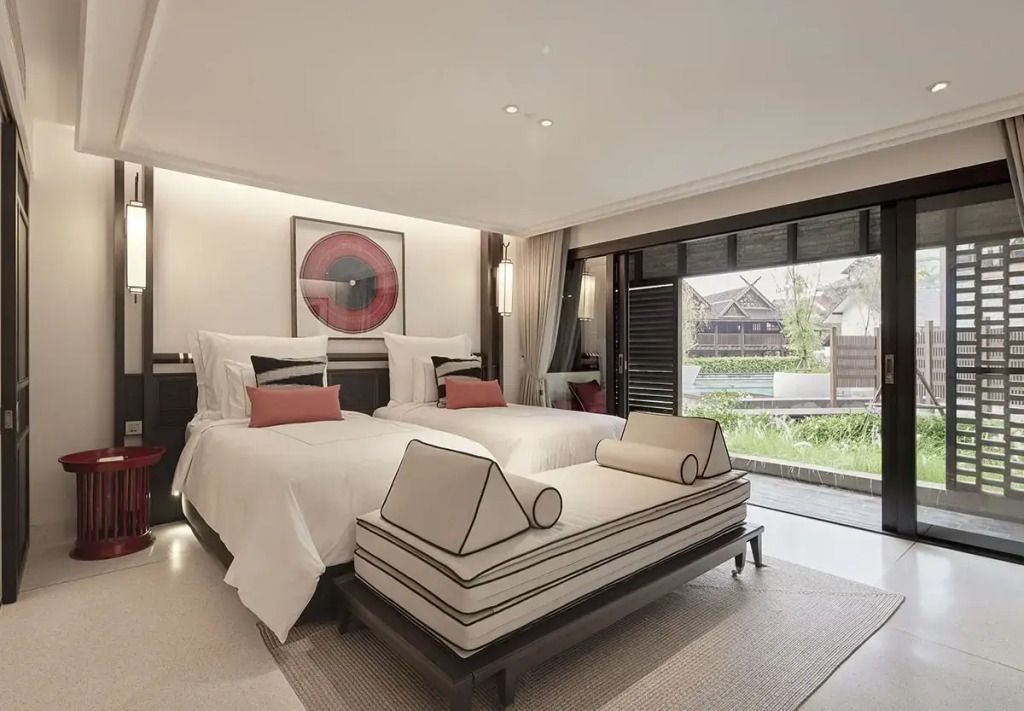 Zwei Einzelbetten im Deluxe Zimmer mit eleganter Einrichtung und Gartensicht