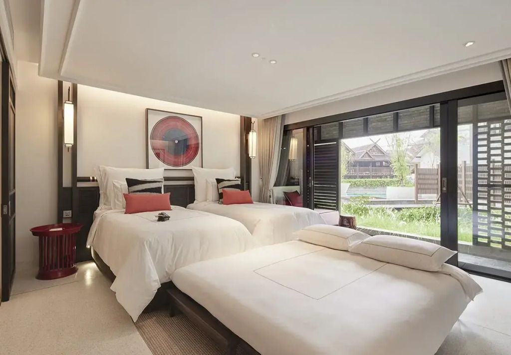 Deluxe Zimmer mit ausziehbarem Bett und Fenstern zum Garten