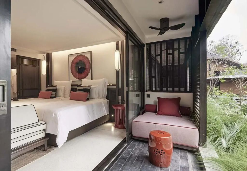 Deluxe Zimmer mit Balkon und bequemen Sitzmöglichkeiten