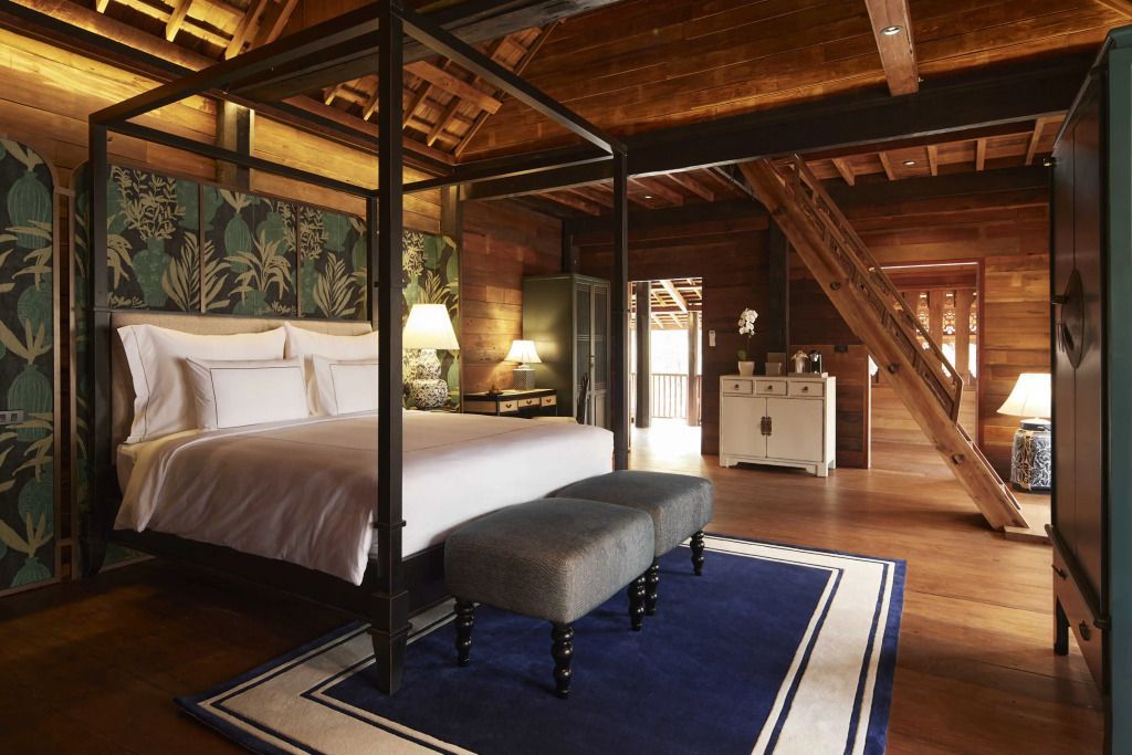 Geräumiges Schlafzimmer mit Himmelbett und Holzakzenten