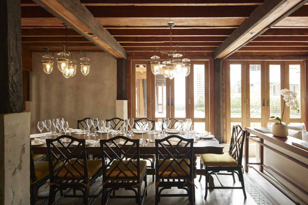 Essbereich mit großem Holztisch und eleganten Stühlen