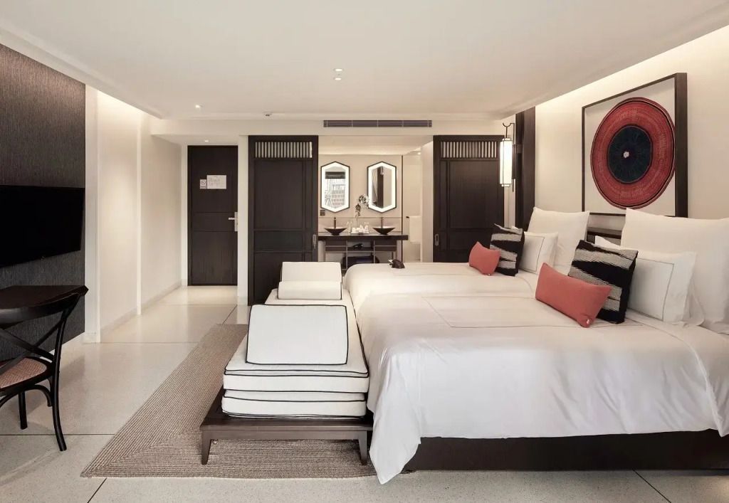 Modernes Hotelzimmer mit großem Bett und eleganter Beleuchtung