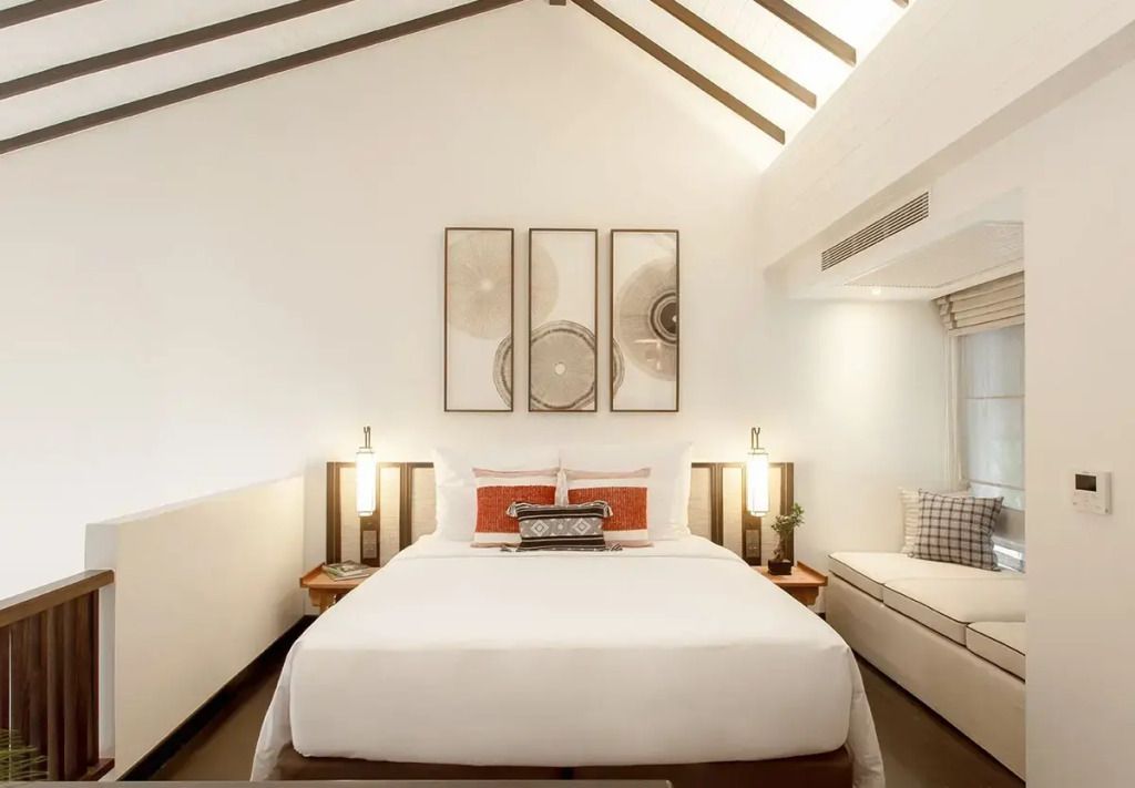 Luxuriöses Schlafzimmer mit hohen Decken und stilvoller Dekoration