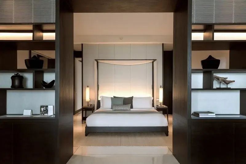 Luxuriöses Doppelbett in moderner Beach Doppel Pool Villa mit eleganter Beleuchtung