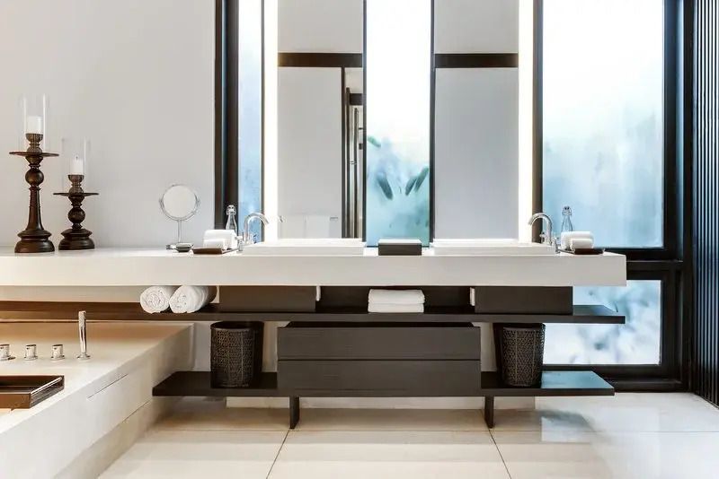 Modernes Badezimmer mit großzügigem Doppelwaschtisch und minimalistischer Einrichtung