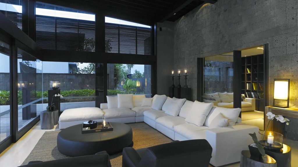 Luxuriöses Wohnzimmer mit modernem Design und großer Fensterfront