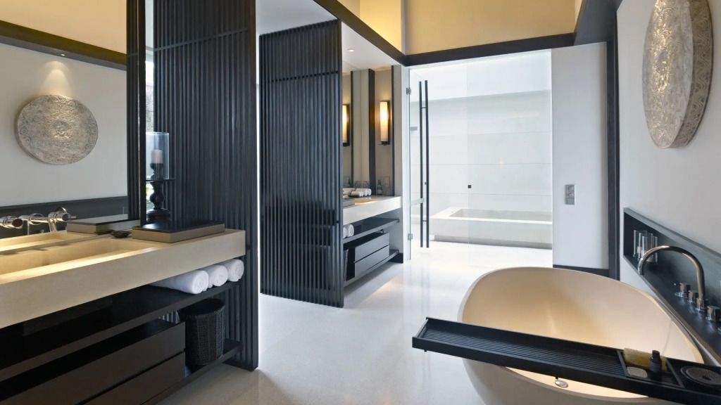 Modernes Badezimmer mit freistehender Wanne und eleganten Akzenten