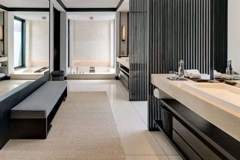 Moderne Badezimmergestaltung mit großer Badewanne und schmuckvollem Waschbereich