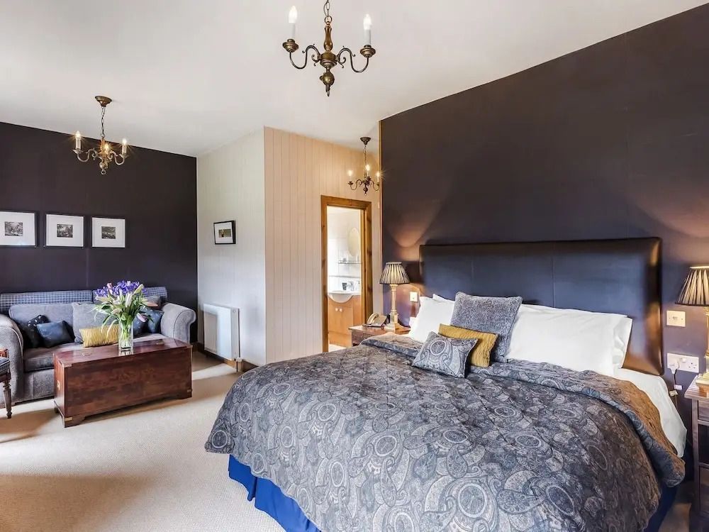 Geräumiges Schlafzimmer mit Doppelbett, elegantem Dekor und Blick ins Badezimmer