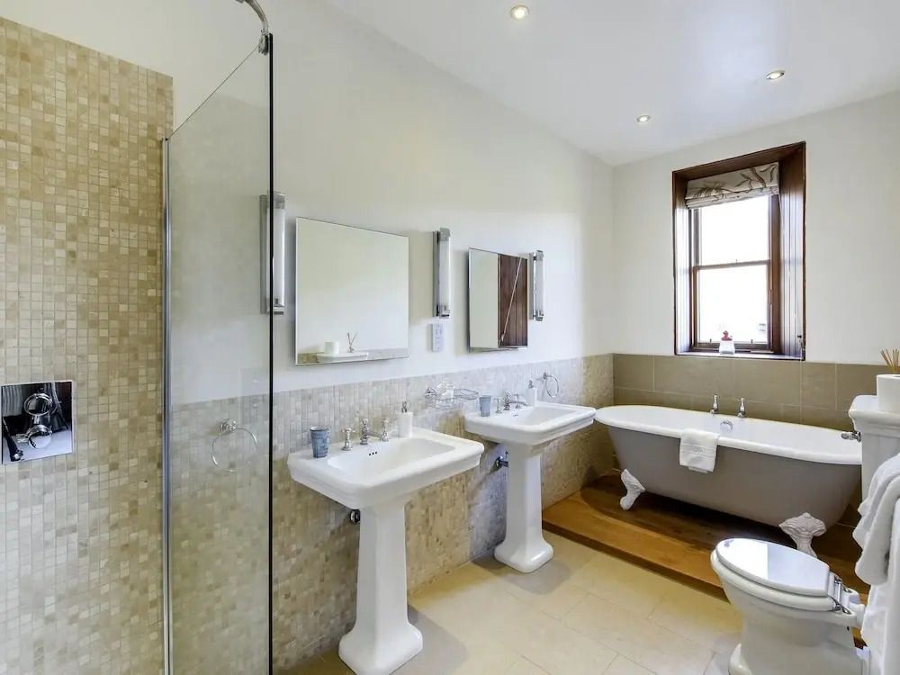 Modernes Badezimmer mit freistehender Badewanne und zwei Waschbecken