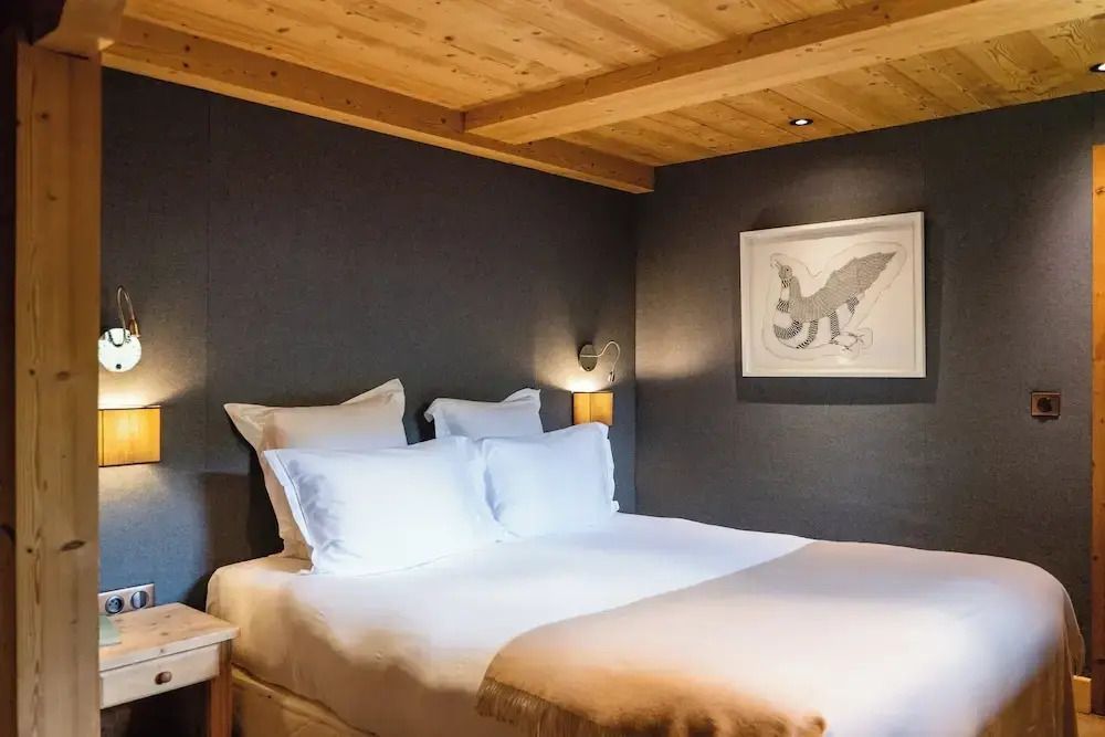 Komfortables Schlafzimmer mit Holzelementen und dekorativem Kunstwerk