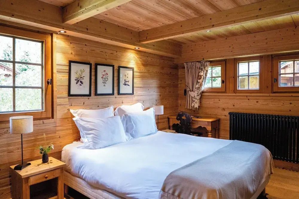 Gemütliches Schlafzimmer mit Holzmöbeln und floralem Wandschmuck